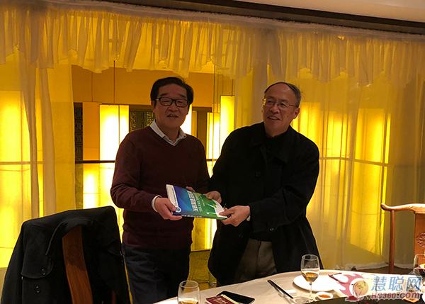 林宣益代表建筑沙龍向陳力（左）贈送作者簽名版《涂料制造及應用》  